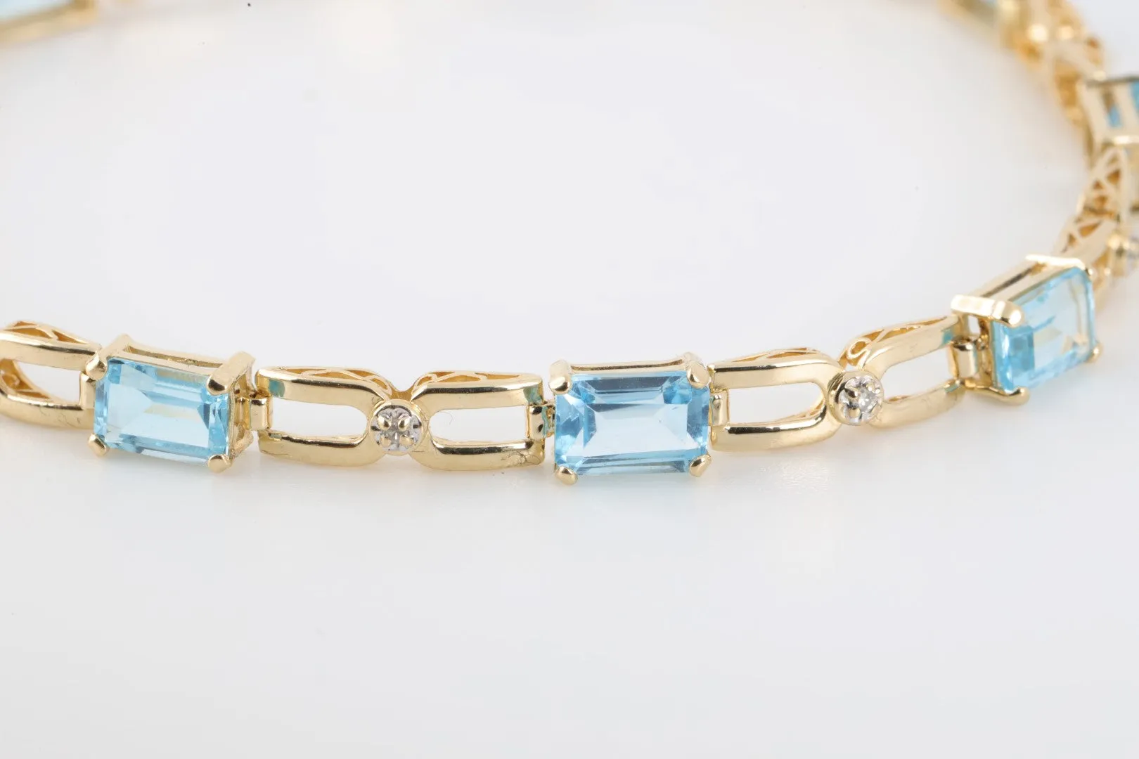 7" 14k Yellow Gold 4.50tcw Topaz 0.04tcw Diamond Bracelet (6.10g.)