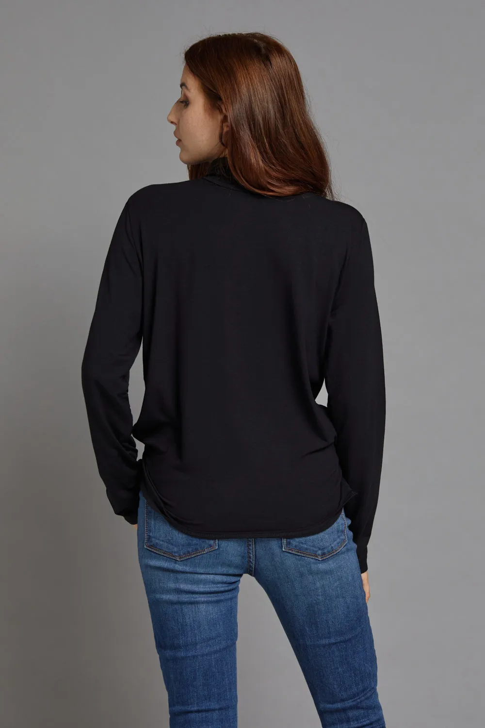 Majestic Long Sleeve Viscose Boxy Turtleneck in Noir